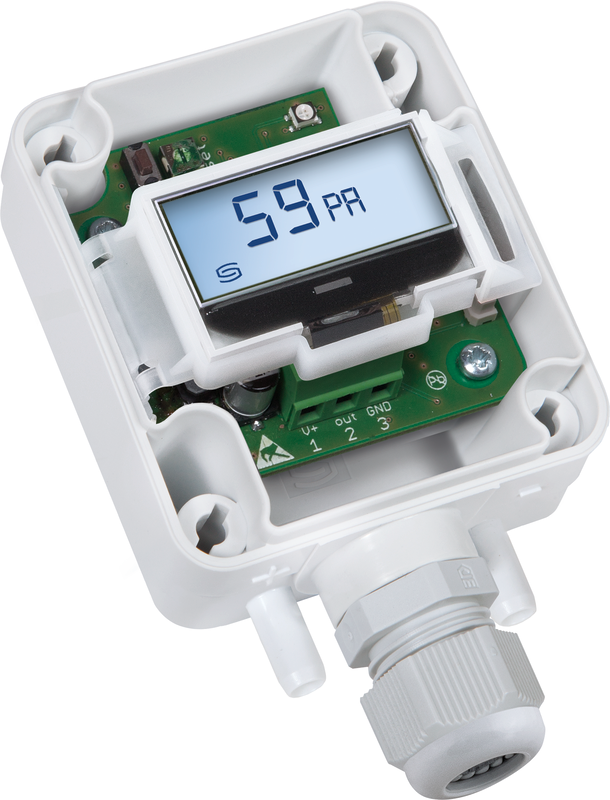 Geöffneter Differenzdrucksensor mit Anschlussklemmen